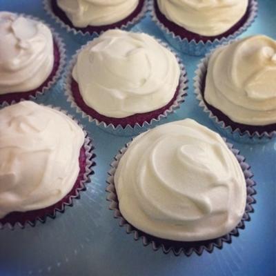 rode fluwelen cupcakes met roomkaas frosting (veganistisch)