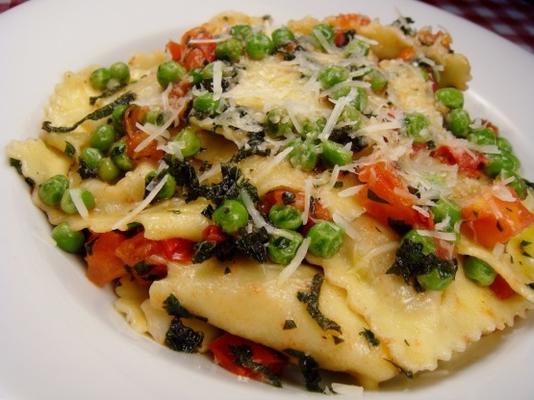 ravioli met erwten, tomaten en saliebotersaus