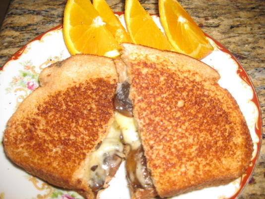 paddenstoel en peper kaas toastie (gegrilde kaas sandwich