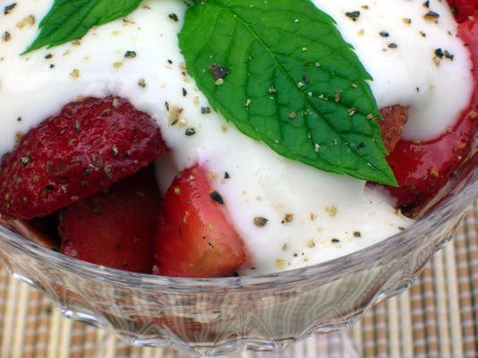 aardbeien met bruine suiker en balsamicoazijn