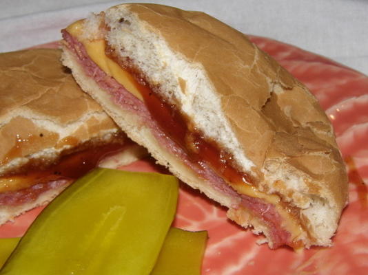 warme sandwiches met salami