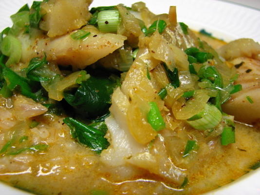 thaise stijl tilapia met kokos-curry bouillon