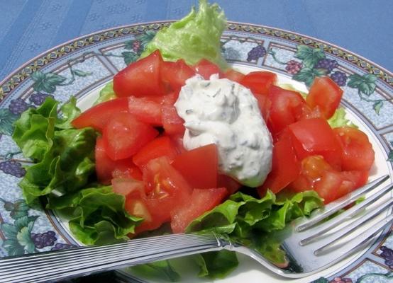tomatensalade met dressing van mosterd-basilicum