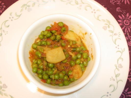aaloo mattar (erwten en aardappelen in Indiaanse stijl)