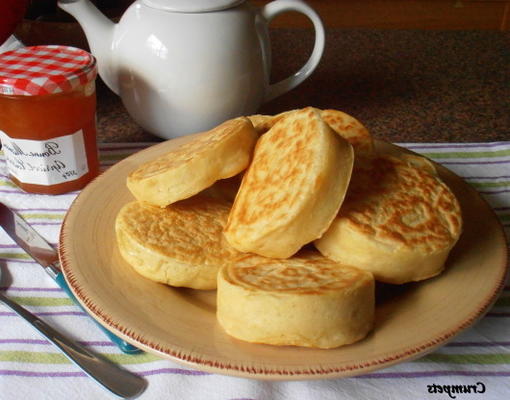 ouderwetse huisgemaakte Engelse crumpets voor theetijd