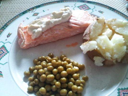 eenvoudige en gezonde gepocheerde zalm