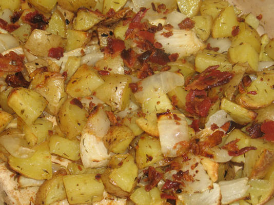 yukon goud geroosterde aardappelen met spek, ui en knoflook