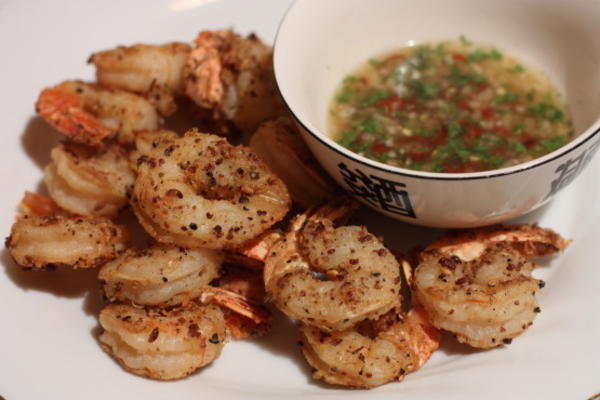 zout en peper garnalen met limoen en chili onderdompelden saus