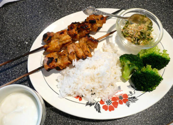 curried chicken skewers met geroosterde kokosnootgremolata