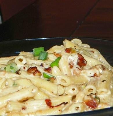 penne pasta met walnoten, groene uien en geitenkaas