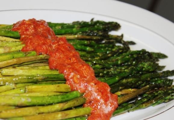 gegrilde asperges met rode paprika saus