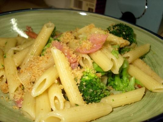pasta met broccoli, knapperige prosciutto en geroosterde broodkruimels