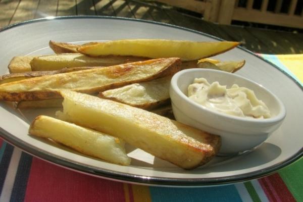 gouden geroosterde aardappelen met chili mayonaise