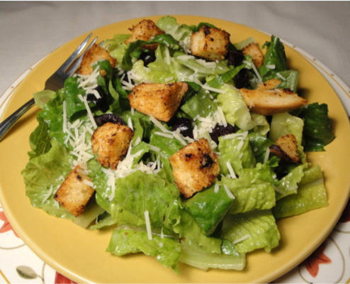 romaine harten met zuurdesem croutons en parmezaanse kaas