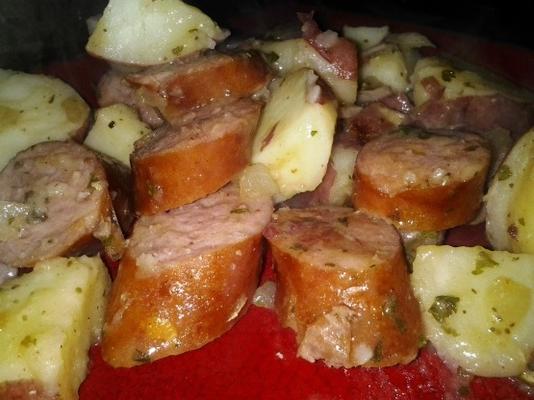 warme Duitse aardappelen en klopwurst
