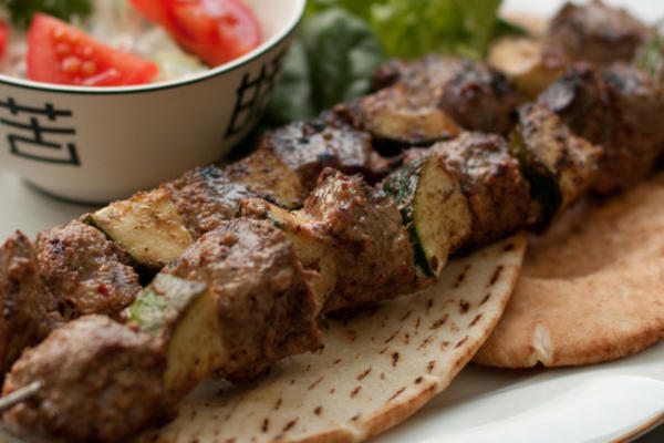 pittige lamskebabs met Grieks pitabroodje