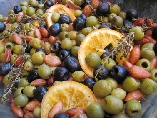 langzaam geroosterde Spaanse olijven met sinaasappels en amandelen
