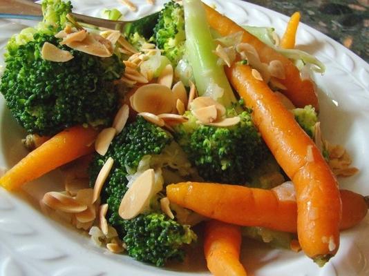 broccoli en babywortelen met geroosterde amandelen