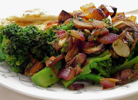sautandeacute; ed broccoli en champignons
