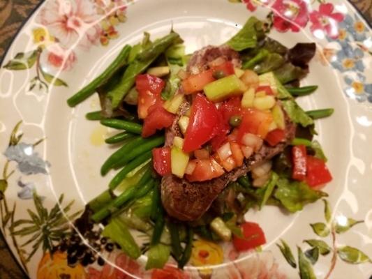 gegrilde zwaardvis, groene bonen en pittige tomatensalsa