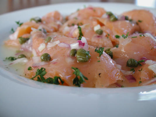 carpaccio van gerookte zalm met extra vierge olijfolie en citroen