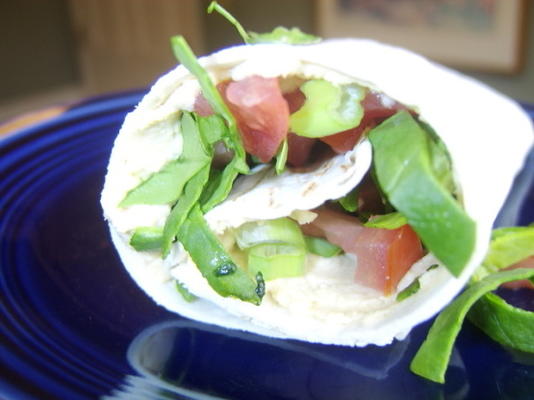 hummus wrap met tomaten en spinazie