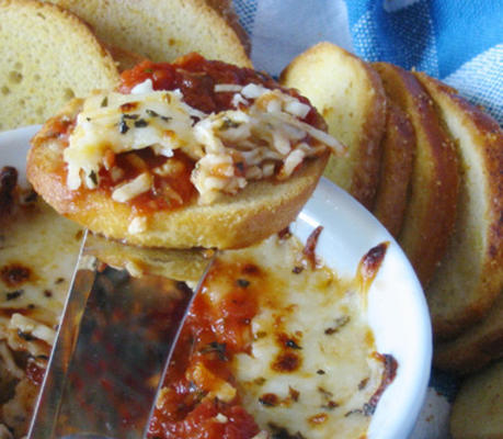 mozzarella en basilicum met marinara saus