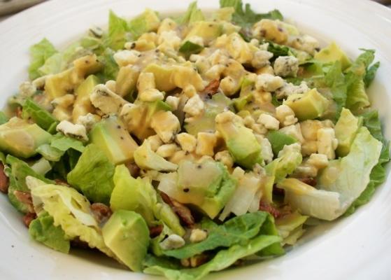 blauwe kaas-pecannoot-avocado salade met honing mosterd vinaigrette