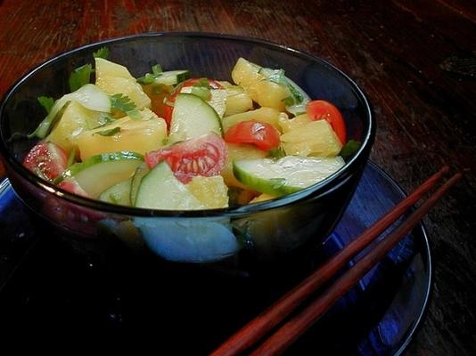 komkommer, tomaat en ananas salade met Aziatische dressing
