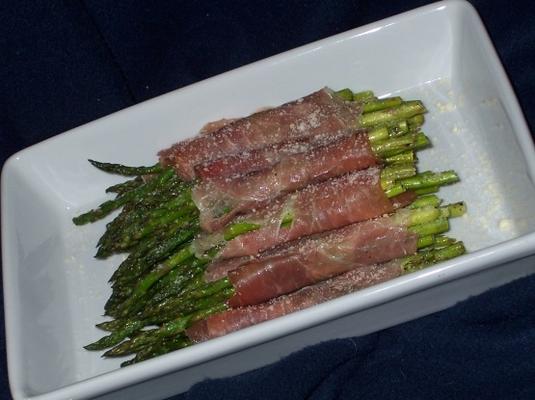 gegrilde asperges gewikkeld in prosciutto