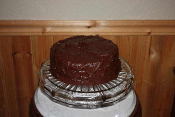 één-kom dubbele chocolade drielaagse cake met bessen