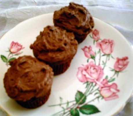 roodfluwelen cupcakes met witte chocolade pepermunt roomkaas f