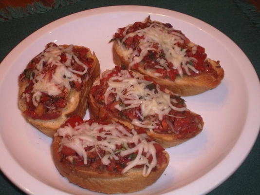 verse roma-tomaat, basilicum en oregano-bruschetta
