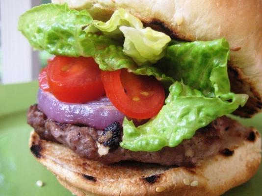 feta-burgers met gegrilde rode uien