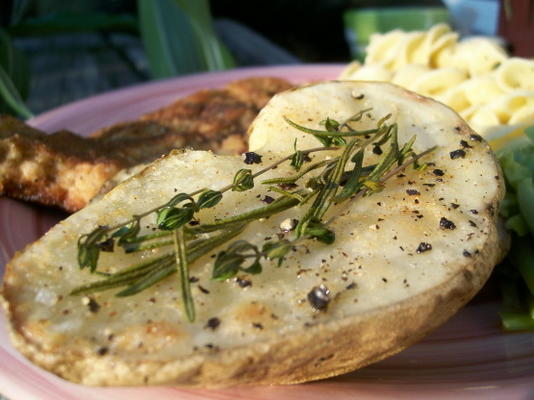 geroosterde aardappelhelften met kruidentwijgen