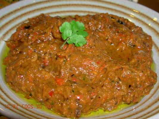 kruidige aubergine (aubergine) en rode peper tapenade - dip