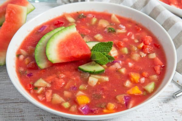 gazpacho van watermeloen en komkommer