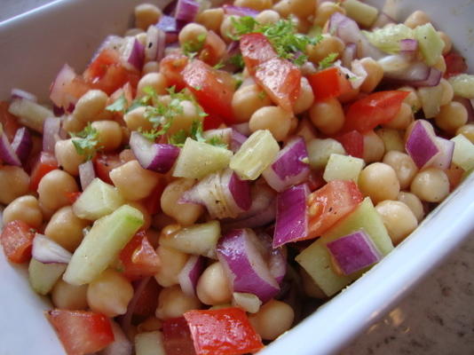 salade van komkommer en kikkererwten