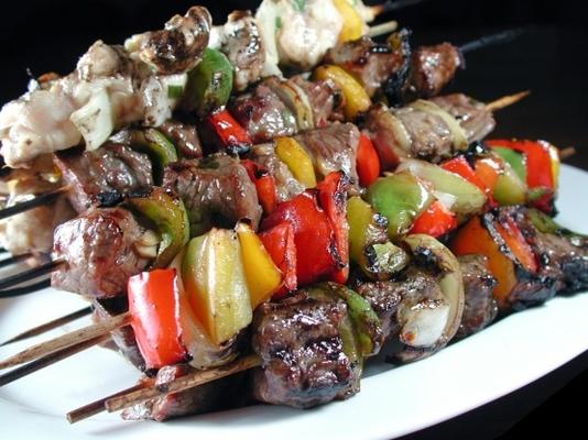 gegrilde steak en kip Kabobs