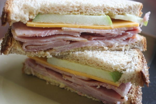 Cheddar - sandwich met appel en ham
