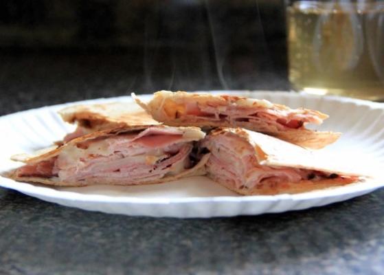 ham en Zwitserse quesadilla