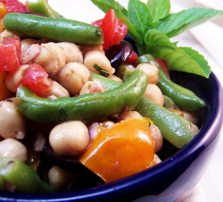 warme boon en tomatensalade met basilicum