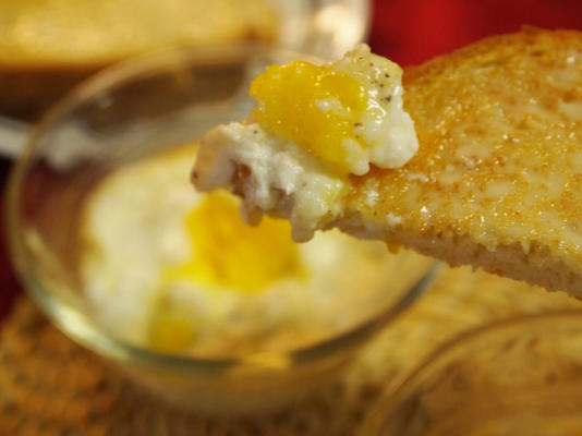 ovos no forno com queijo (individueel gebakken eieren met kaas)