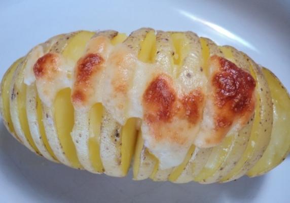 Hasselback aardappelen met salie en Parmezaanse kaas