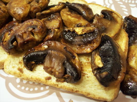 zoete sojapaddestoelen op toast