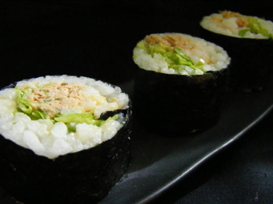 pittige tonijn salade sushi roll