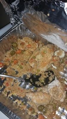 arroz con pollo chapina (guatemalaanse kip en rijst)