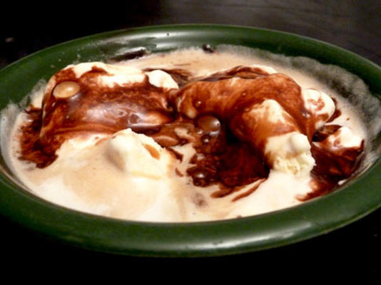 chocolade affogato met vanille-ijs