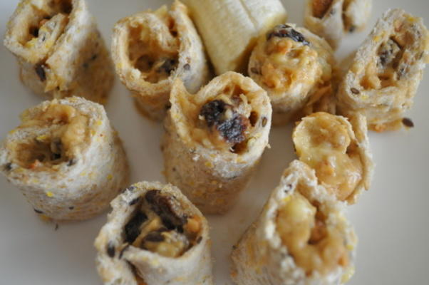 boterhammen met pindakaas, banaan en sultanarozijnen of pinwheel-stijl