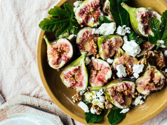 verse vijgen- en feta-salade met geroosterde walnoten